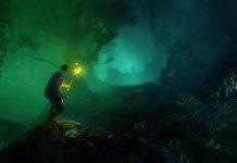 New World adiado para agosto Homem com tocha a iluminar floresta